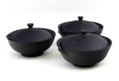 Hamburger Teespeicher Shiboridashi aus schwarzem Ton, flach New