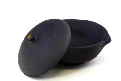 Hamburger Teespeicher Shiboridashi aus schwarzem Ton, flach New