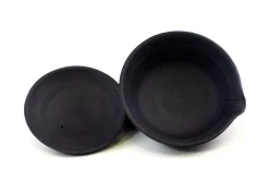 Hamburger Teespeicher Shiboridashi aus schwarzem Ton, flach New