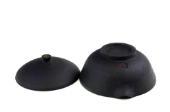 Hamburger Teespeicher Shiboridashi aus schwarzem Ton, flach New