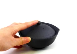 Hamburger Teespeicher Shiboridashi aus schwarzem Ton, flach New